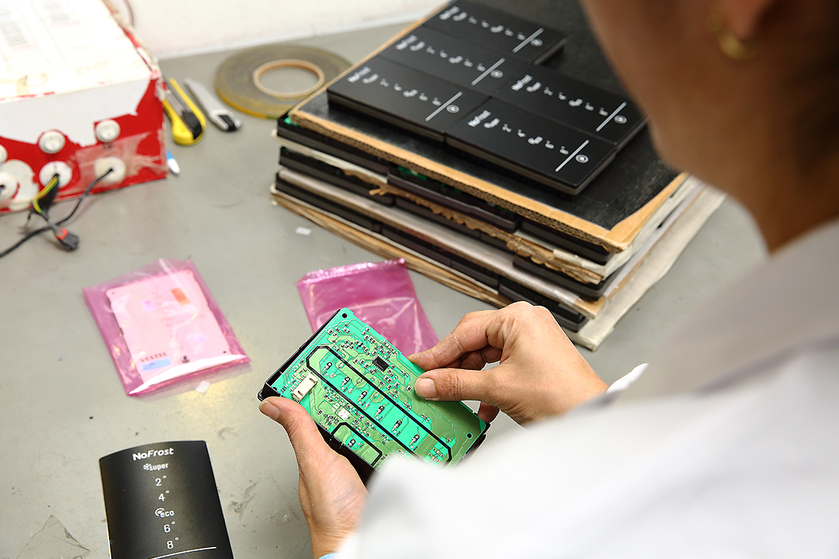 electronic card assembly and tests